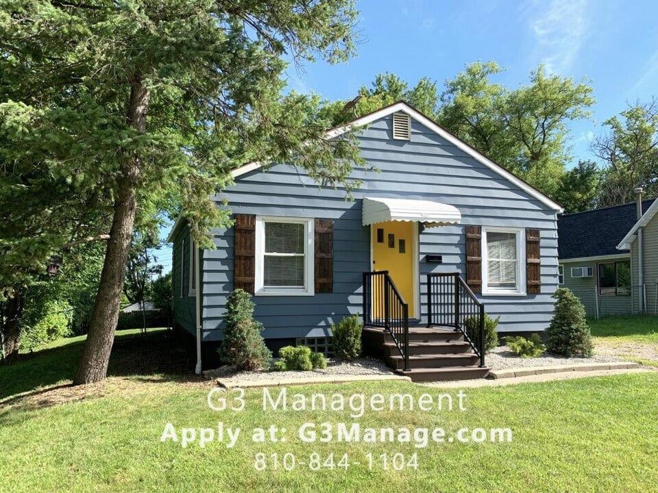 910 E Washington St in Howell, MI - Foto de edificio