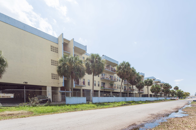 Granada Gardens in Opa Locka, FL - Building Photo - Building Photo