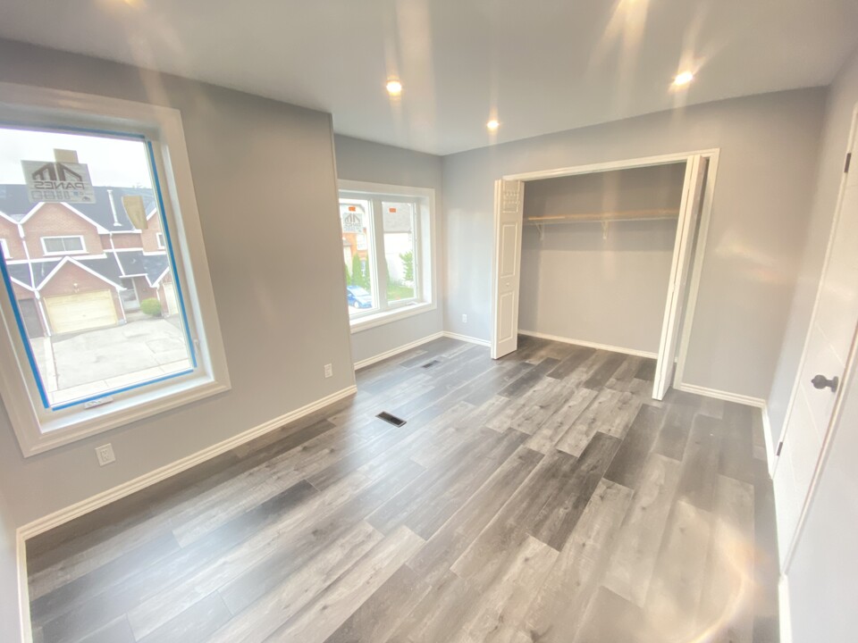 20 St Matthews Ave in Hamilton, ON - Building Photo