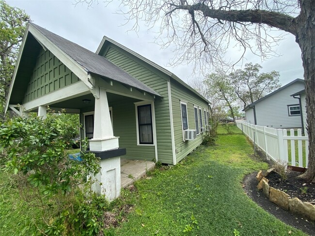 207 S 1st St in La Porte, TX - Building Photo - Building Photo