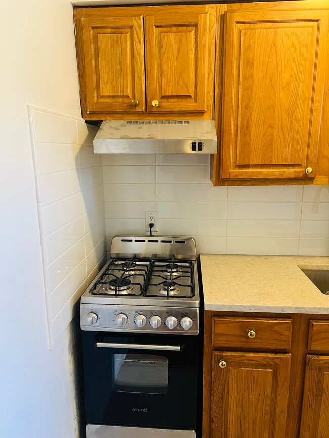 294 West Post Road, Unit 1 in White Plains, NY - Building Photo - Building Photo