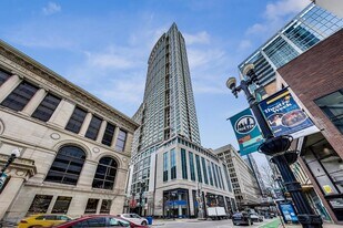 130 N Garland Ct in Chicago, IL - Building Photo
