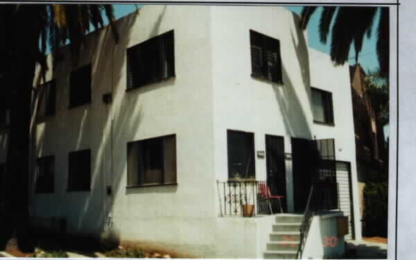 4000-4005 E Livingston Dr in Long Beach, CA - Building Photo