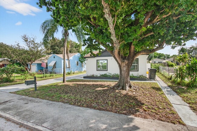 614 N E St, Unit #1 in Lake Worth Beach, FL - Foto de edificio - Building Photo