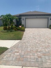 8610 Backshore Ln in Parrish, FL - Foto de edificio - Building Photo