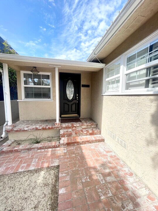 1121 9th St in Manhattan Beach, CA - Building Photo