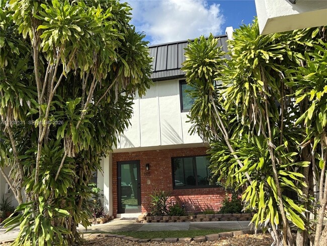 5555 Ludlam Rd in Miami, FL - Building Photo - Building Photo