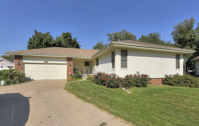 17119 Walnut Cir in Omaha, NE - Building Photo - Building Photo
