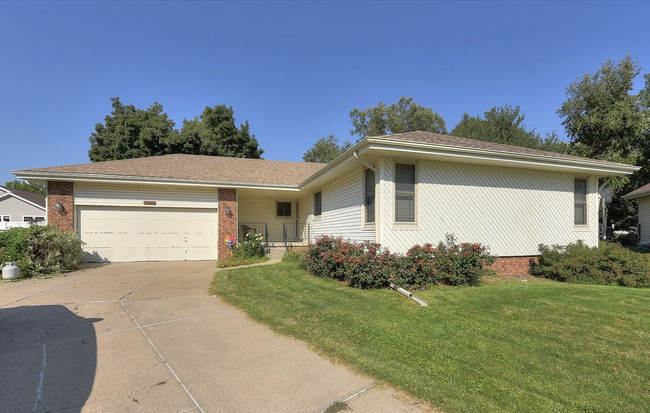 17119 Walnut Cir in Omaha, NE - Foto de edificio - Building Photo