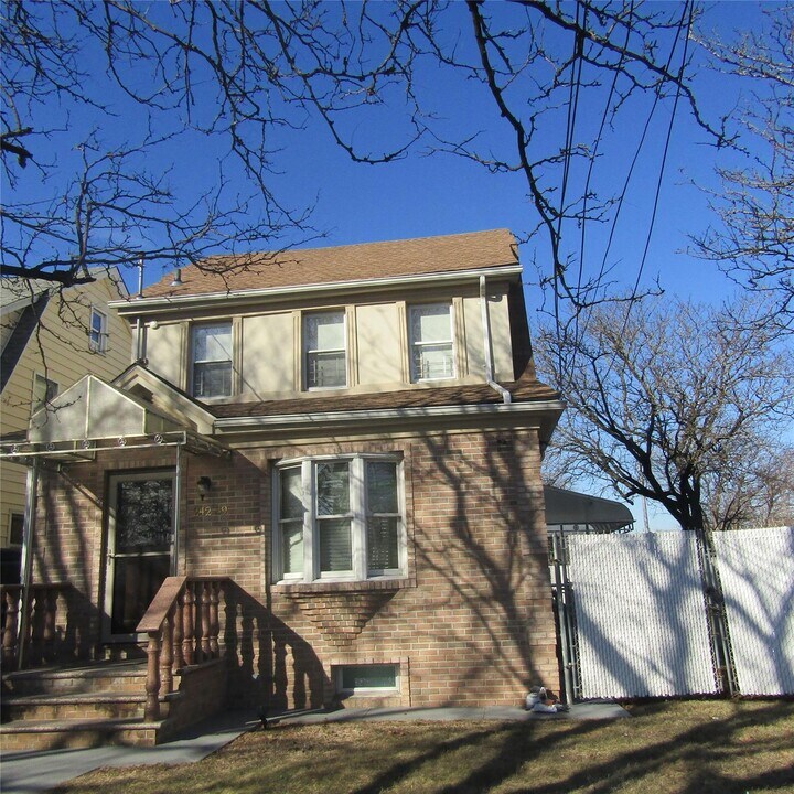 242-39-242-91 91st Ave in Queens, NY - Foto de edificio