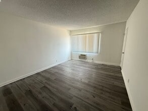 R06-025-MF in Downey, CA - Building Photo - Interior Photo