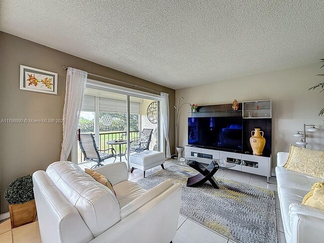 9411 N Hollybrook Lake Dr in Pembroke Pines, FL - Building Photo - Building Photo
