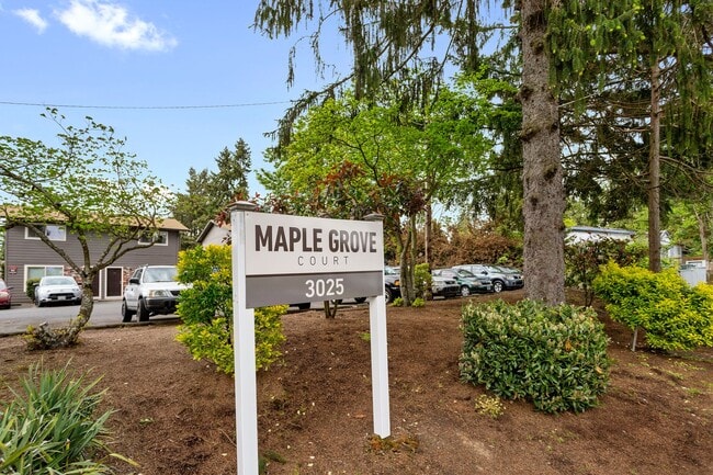 Maple Grove Court in Milwaukie, OR - Building Photo - Building Photo