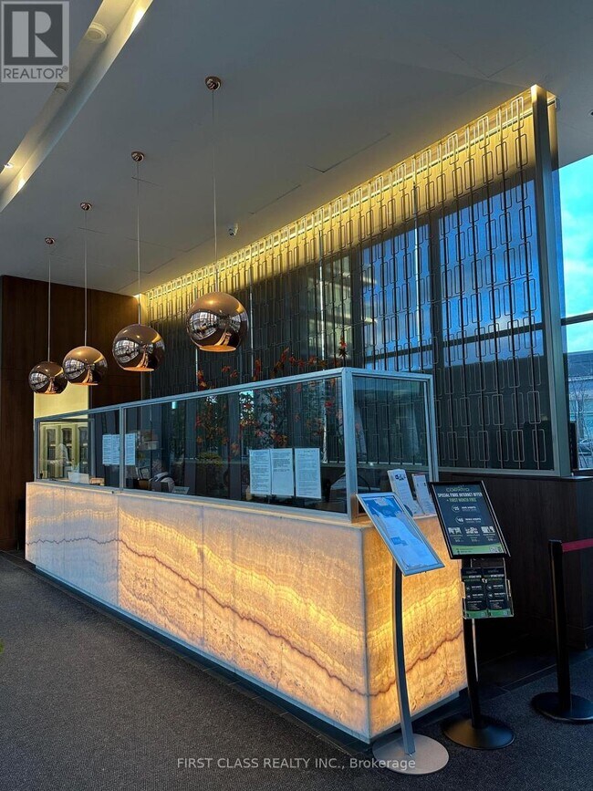 117 McMahon Dr in Toronto, ON - Building Photo - Building Photo