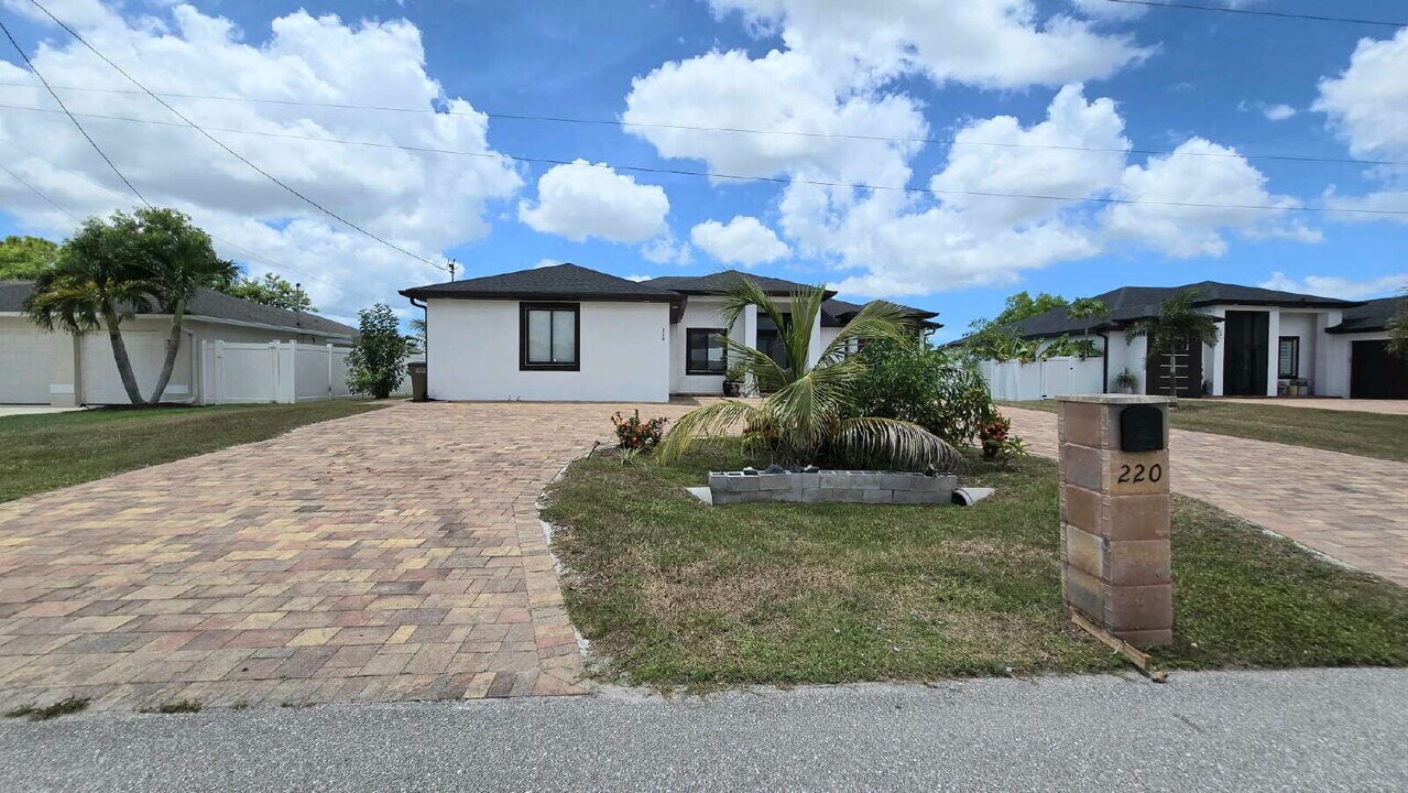220 NE 8th Pl in Cape Coral, FL - Building Photo