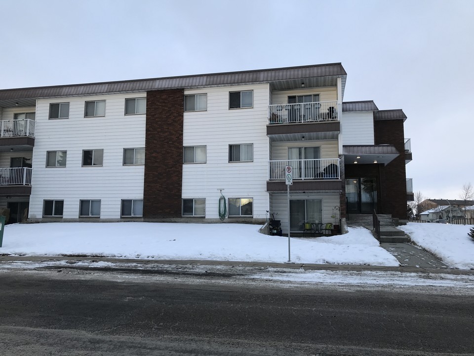 Beaumaris Lake Apartments in Edmonton, AB - Building Photo