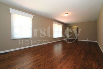 2155 Canterbury Dr in Florissant, MO - Foto de edificio - Building Photo