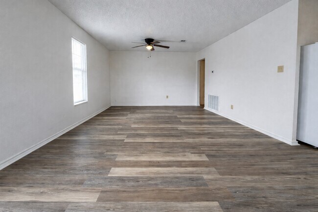 304 Moutray Ave in Wharton, TX - Building Photo - Building Photo