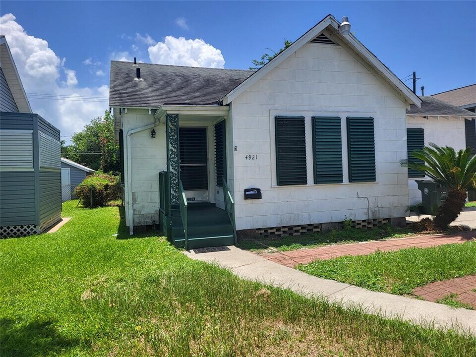 4921 Alamo Dr in Galveston, TX - Building Photo