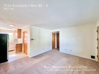 7516 Roosevelt Way NE in Seattle, WA - Building Photo - Building Photo