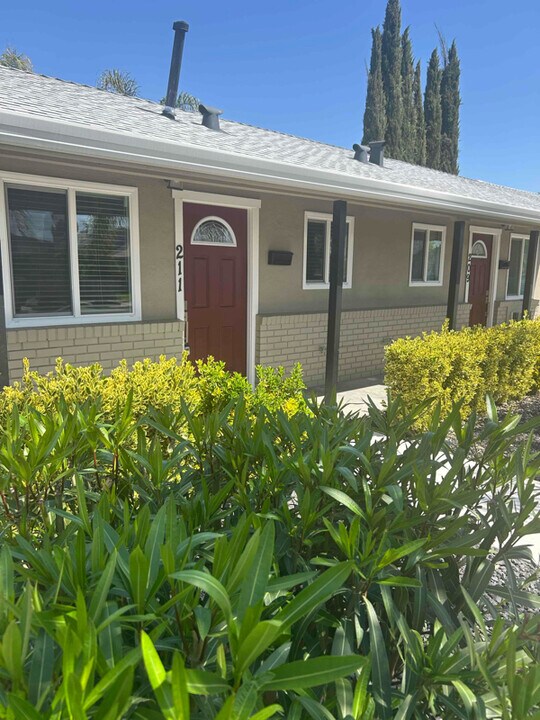 211 W Wetmore St in Manteca, CA - Building Photo