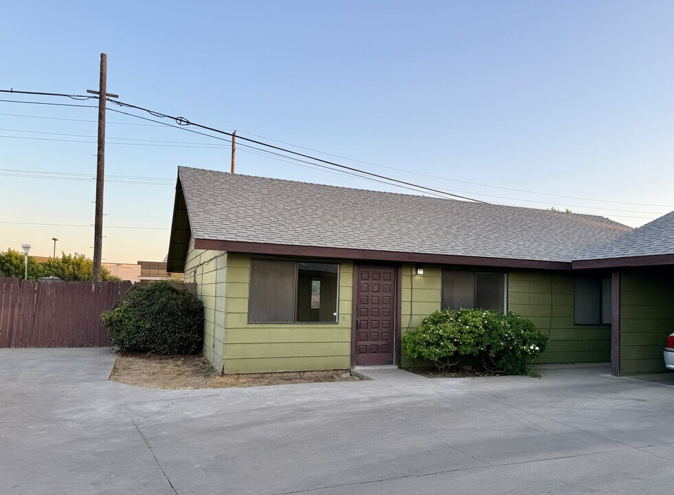 2041 W Della Ave in Porterville, CA - Building Photo