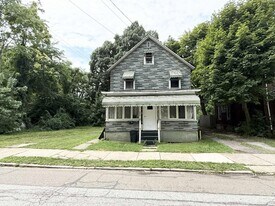 820 Ash St in Erie, PA - Building Photo