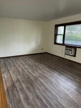 326 Green Meadow Dr in Wautoma, WI - Foto de edificio - Building Photo