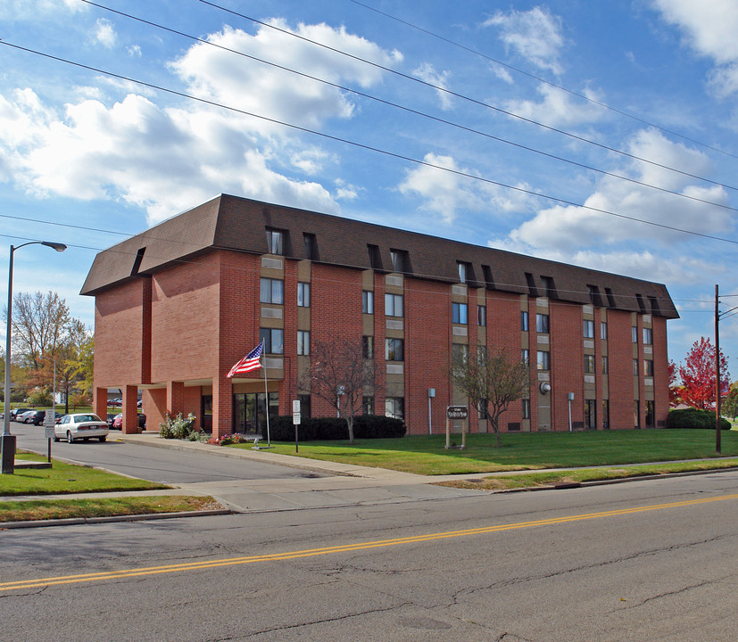 Mad River Manor in Dayton, OH - Building Photo