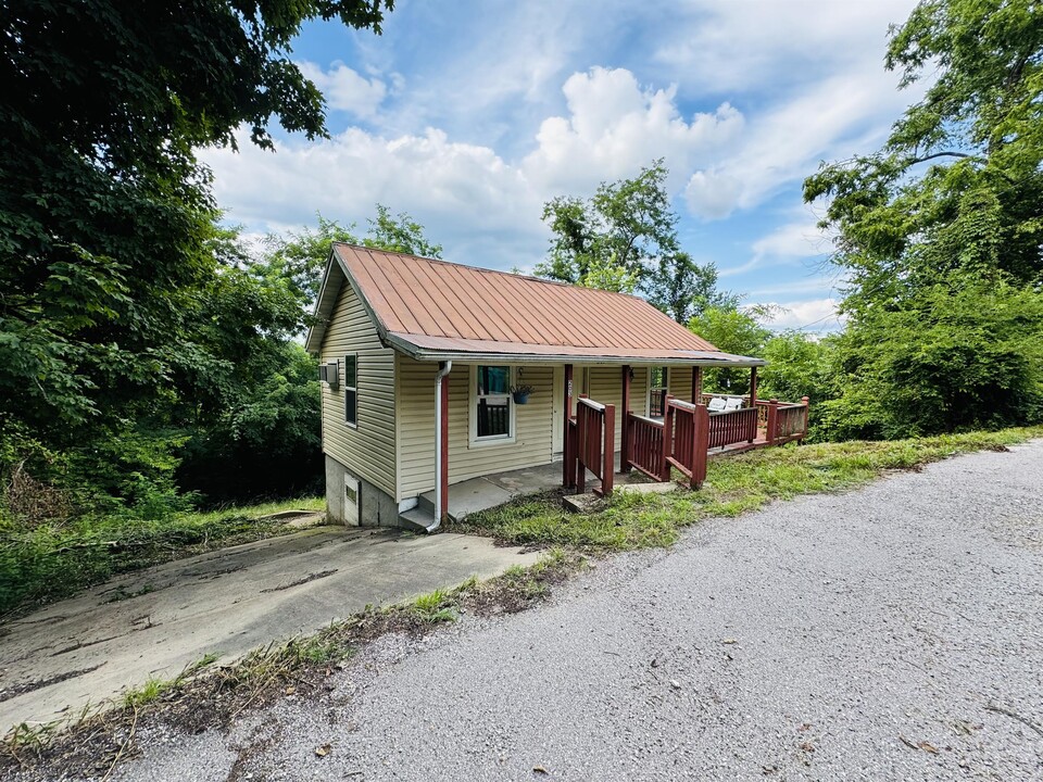 203 Esther St in Steelville, MO - Building Photo