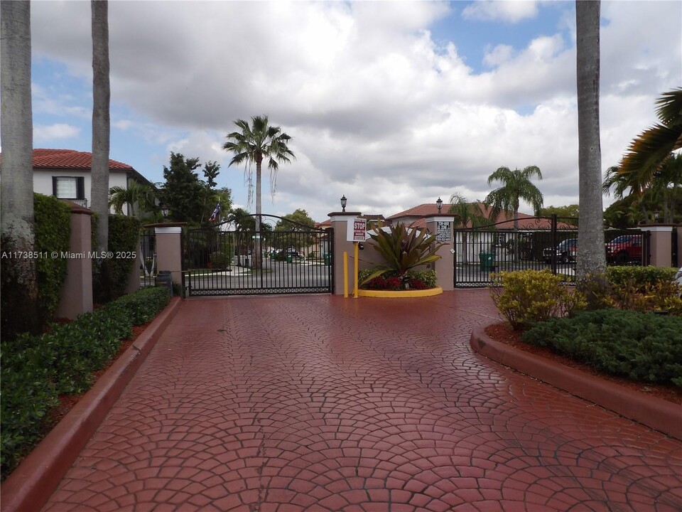 5411 SW 158th Ct in Miami, FL - Foto de edificio