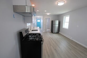 52 Shawmut St, Unit 1 in Revere, MA - Building Photo - Building Photo