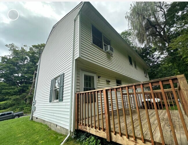 340 Girard St in Port Ewen, NY - Foto de edificio - Building Photo
