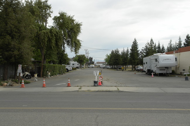 Arena Mobile Park in Chowchilla, CA - Foto de edificio - Building Photo