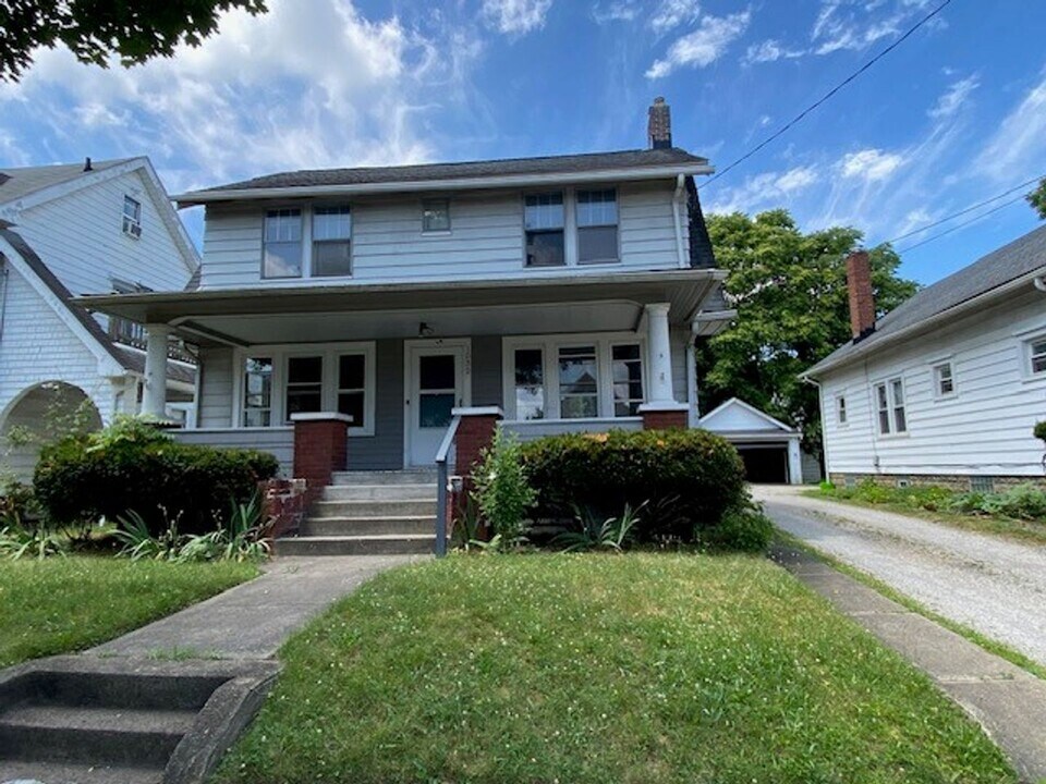 1032 Berwin St in Akron, OH - Building Photo