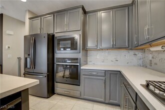 10130 Ashford Ml Ct in Las Vegas, NV - Building Photo - Building Photo