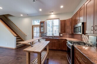 5127 S Corbett Ave in Portland, OR - Building Photo - Building Photo