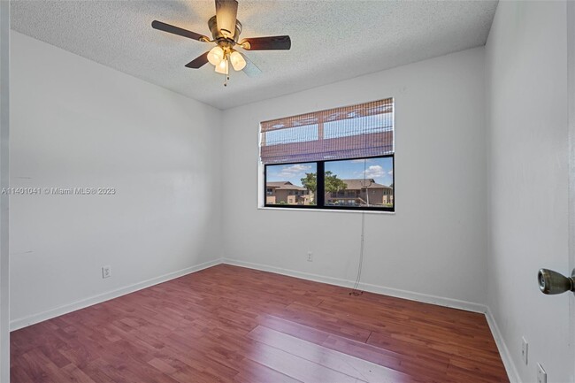 10049 Winding Lake Rd, Unit 201 in Sunrise, FL - Foto de edificio - Building Photo