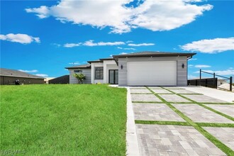 310 Diplomat Pkwy E in Cape Coral, FL - Building Photo - Building Photo