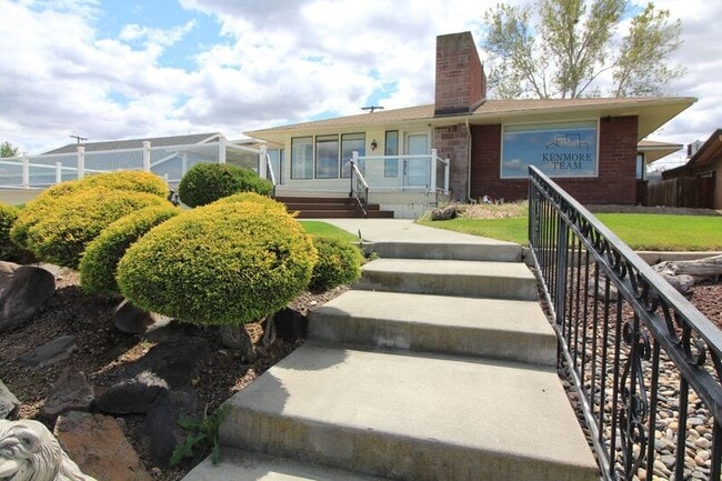 property at 2003 W Canal Dr