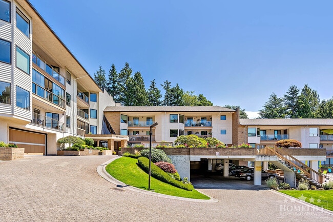 1350 Vidal St in White Rock, BC - Building Photo - Building Photo