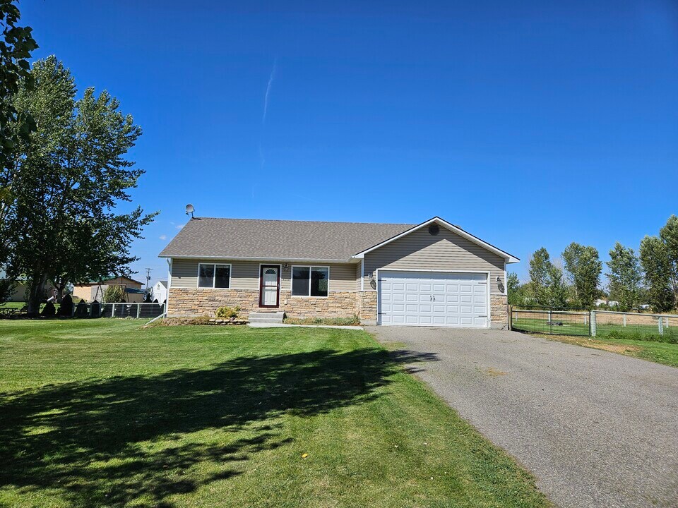 4007 E 66 N in Rigby, ID - Building Photo