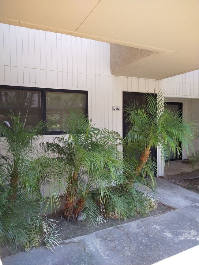 701 Los Felices Cir E in Palm Springs, CA - Building Photo - Building Photo