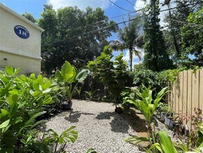 1060 NW 47th St in Miami, FL - Building Photo - Building Photo