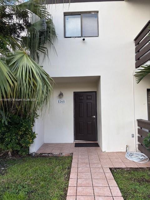 8265 NW 7th St in Miami, FL - Foto de edificio