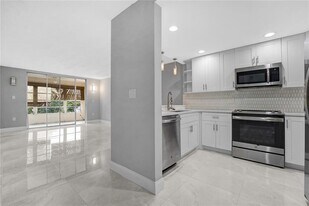 7100 NW 17th St, Unit 305 in Plantation, FL - Building Photo