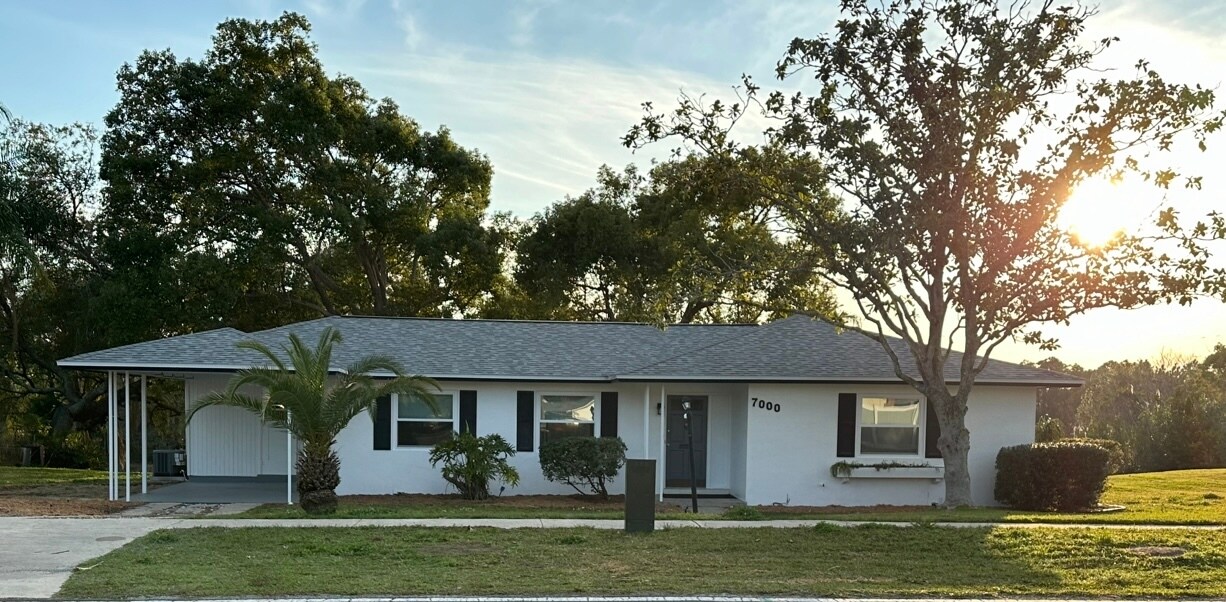 7000 Pinehurst Dr in Spring Hill, FL - Building Photo