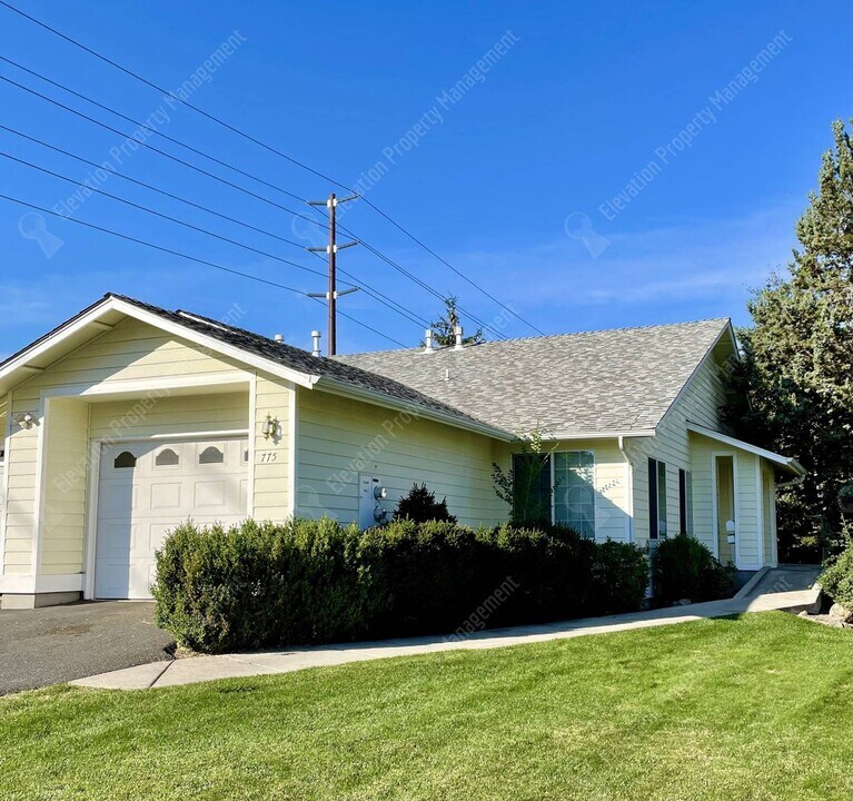 775 NE Savannah Dr in Bend, OR - Building Photo
