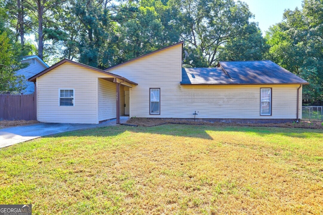 2389 Old Rex Morrow Rd in Ellenwood, GA - Building Photo