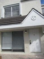 6825 SW 45th Ln in Miami, FL - Building Photo